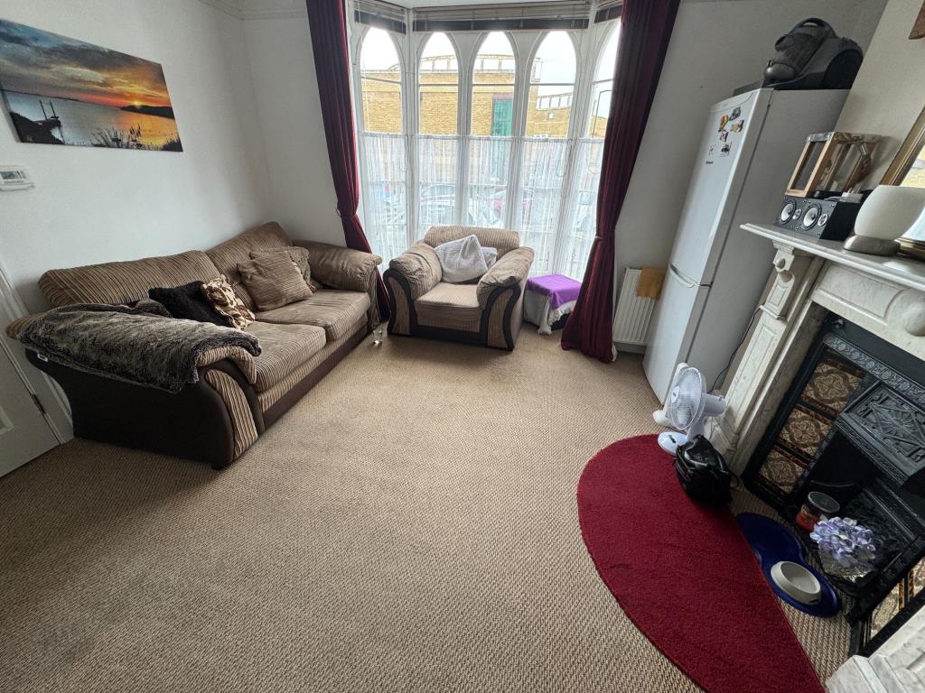Lot: 161 - FREEHOLD INVESTMENT BLOCK OF FOUR FLATS - Flat 1 - living room